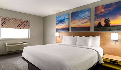 Room, 1 King Bed, Accessible, Non Smoking (Mobility, Tub w/ Grab Bars)