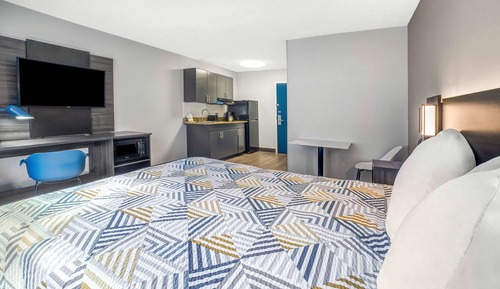 Standard Room, 1 Queen Bed, Non Smoking, Kitchenette