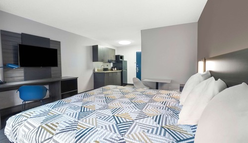 Standard Room, 1 King Bed, Non Smoking, Kitchenette