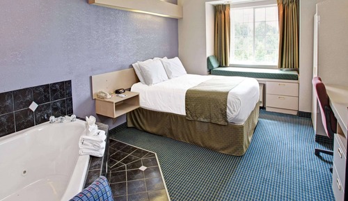 Deluxe Studio, 1 King Bed, Non Smoking