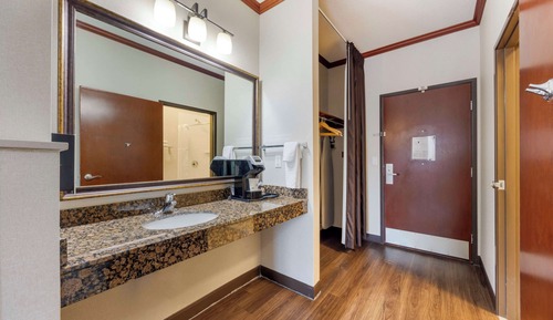 Standard Room, 1 Queen Bed, Accessible, Non Smoking (Refrigerator & Microwave)