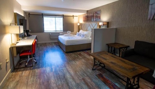 King, top floor, shower only, larger room with view