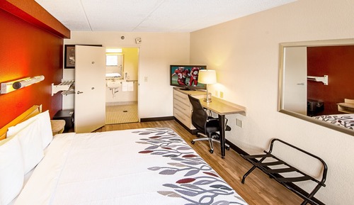 Deluxe Room, 1 King Bed, Accessible (Smoke Free)
