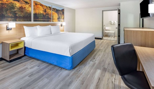 Room, 1 King Bed, Accessible, Non Smoking (Mobility, Bathtub w/ Grab Bars)