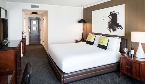 Suite, 1 King Bed, Accessible (Hearing)