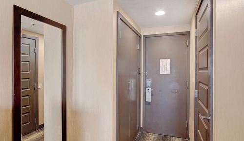 Standard Room, 1 Queen Bed, Accessible Bathtub (Communications)