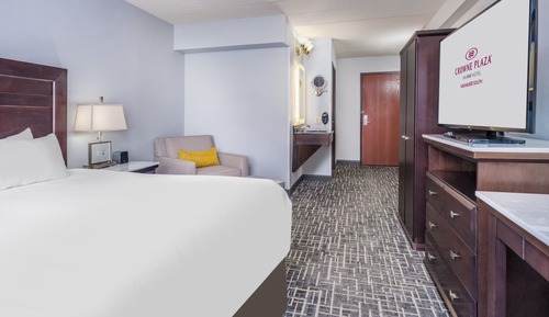 Standard Room, 1 King Bed, Roll-in Shower (Communications, Roll-In Shower)
