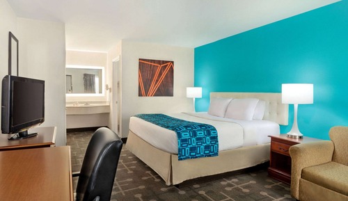 Studio Suite, 1 King Bed, Smoking