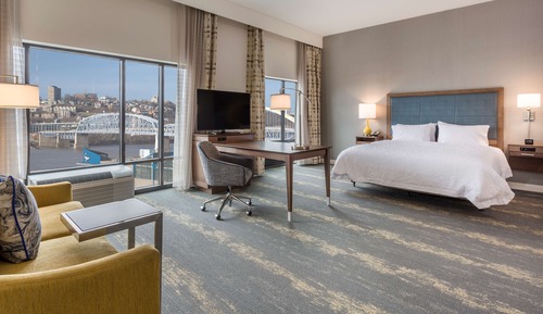Studio, 1 King Bed, Accessible (Mobility & Hearing, Roll-in Shower)