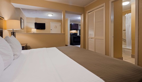 Standard Room, 1 Queen Bed, Non Smoking, Kitchenette (2nd Floor;Living Room)