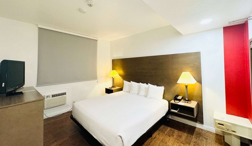 Room, 1 King Bed, Accessible, Non Smoking (Hearing Impaired Accessible)