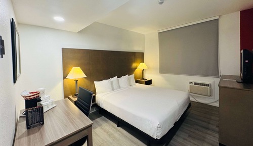Room, 1 King Bed, Accessible, Non Smoking (Mobility/Hearing)