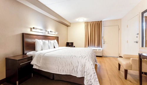 Deluxe Room, 1 King Bed, Accessible (Smoke Free)