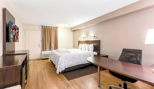 Premium Room, 1 King Bed, Accessible (Upgraded Bedding & Snack, Smoke Free)