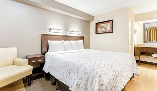 Standard Room, 1 King Bed (Smoke Free)