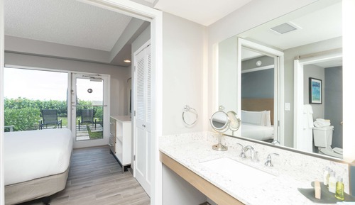 Suite, 1 Queen Bed, Accessible, Patio (Roll-In Shower)