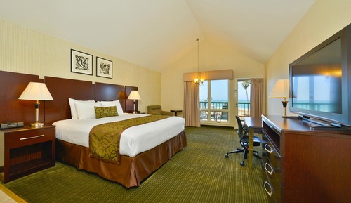 Standard Room, 1 King Bed, Balcony, Ocean View
