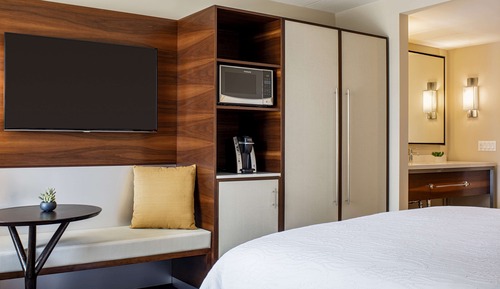 Room, 1 King Bed, Accessible, Partial Ocean View (Hearing)