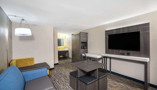 Suite, 1 King Bed, Non Smoking (One-Bedroom)