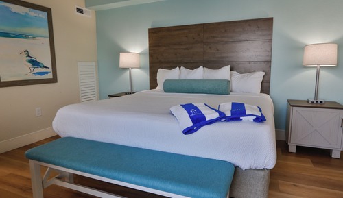 Suite, 1 King Bed, Pool View