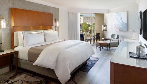 Room, 1 King Bed, Non Smoking, Balcony (Mobility/Hearing Access, Roll-In Shwr)