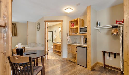 Luxury Studio Suite, 1 Bedroom (some pet friendly)