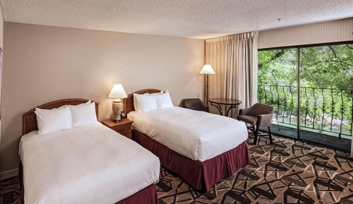 Room, 2 Queen Beds, Balcony, River View (Accessible Bathtub)