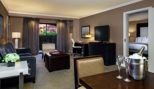 Suite, 1 King Bed, Accessible