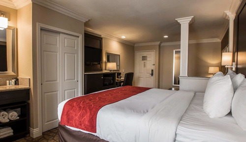 Suite, 1 King Bed with Sofabed, Non Smoking