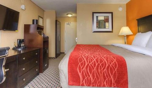 Standard Room, 1 King Bed, Non Smoking (Accessible Tub)