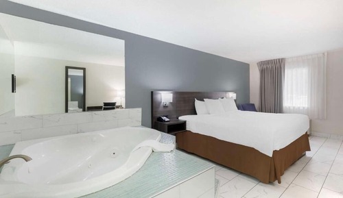 Standard Room, 1 King Bed, Non Smoking, Hot Tub