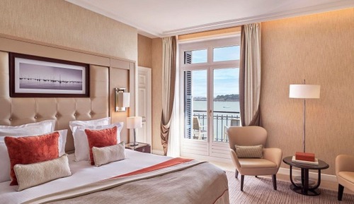 Deluxe Sea Room
