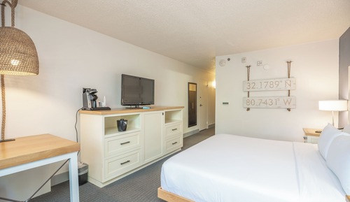 Deluxe Room, 1 King Bed, Accessible