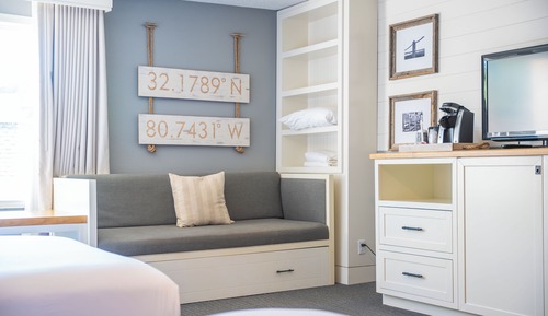 Queen Jr. Suite