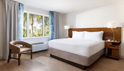 Room, 1 King Bed, Garden View (Hearing Accessible)