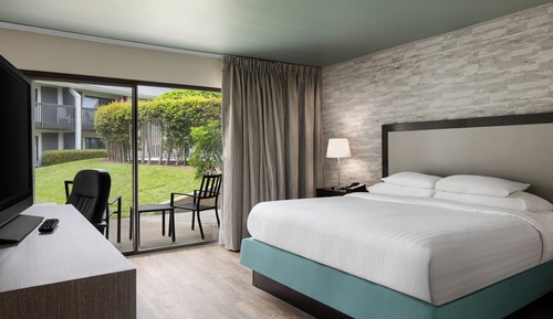Standard Room, 1 King Bed, Mobility Accessible, Ground Floor