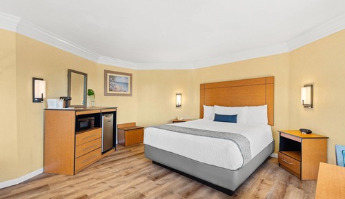 Suite, 1 King Bed, Non Smoking, Balcony