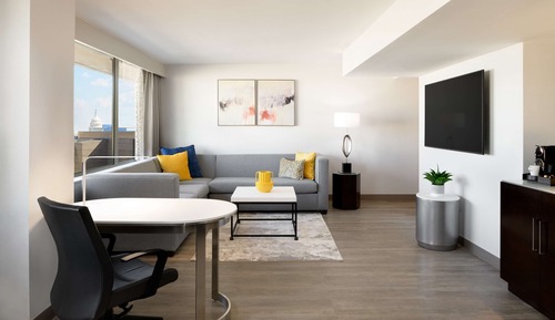 1 King 1 Bedroom Corner Suite