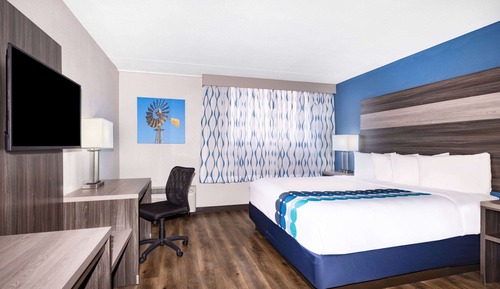 Deluxe Room, 1 King Bed, Accessible, Non Smoking (Mobility/Hearing, Roll-In Shower)