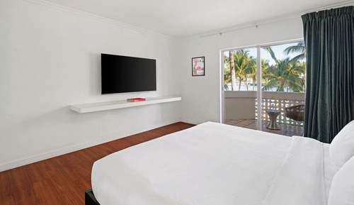 One Bedroom Bay View Suite King with Balcony