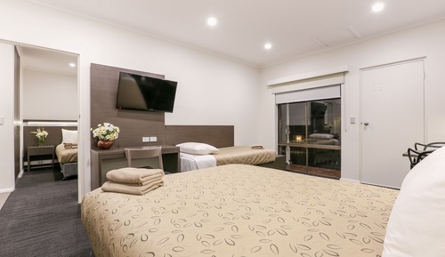 Deluxe Room (Queen & Single)