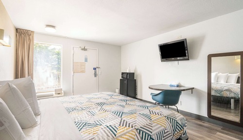 Standard Room, 1 King Bed, Accessible, Smoking