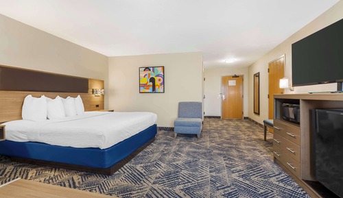 Suite, 1 King Bed, Accessible, Bathtub