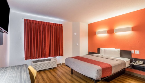 Deluxe Room, 1 Queen Bed, Smoking, Refrigerator & Microwave