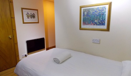 Single Room, Shared Bathroom (with Shower and Bath)