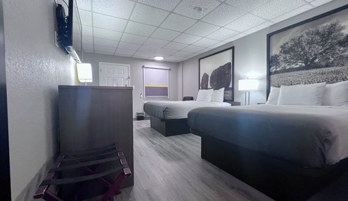 Room, 2 Queen Beds, Mobility Accessible, Non Smoking (Roll-In Shower)