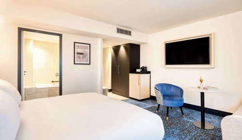 King Guest Room With Sofa Bed