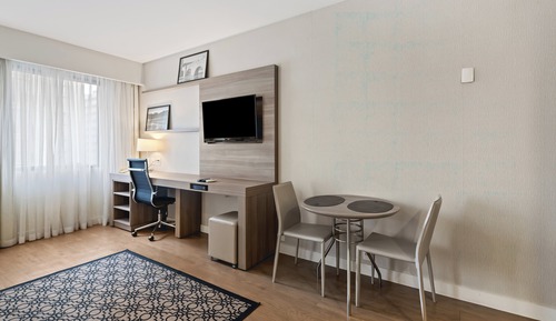 Studio Suite, 1 Queen Bed, Kitchen