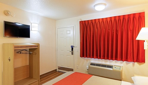 Deluxe Room, 1 Queen Bed, Non Smoking, Refrigerator & Microwave
