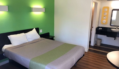 Standard Room, 1 Queen Bed, Non Smoking, Refrigerator & Microwave